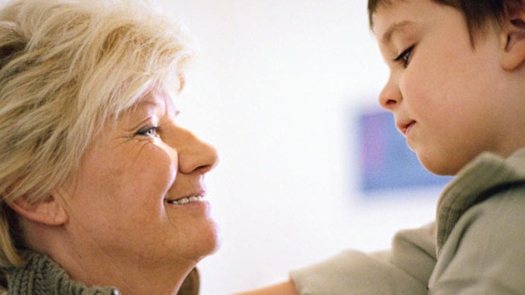 On lapsen edun mukaista miettiä, mihin kuntoon sijaisvanhempi menee, kun lapsi kasvaa. Kuvituskuva.