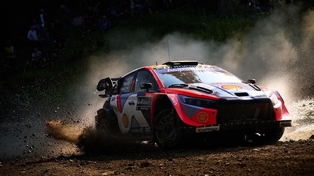 Hyundain Thierry Neuville Kreikan MM-rallin haastavissa oloissa kaudella 2025.