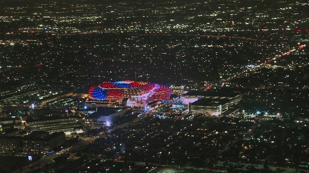 SoFi Stadium on jalkapallon MM-kisojen pelipaikan lisäksi amerikkalaisen jalkapallon NFL-seurojen NFL:ssä pelaavien Los Angeles Ramsin ja Los Angeles Chargers kotikenttä.