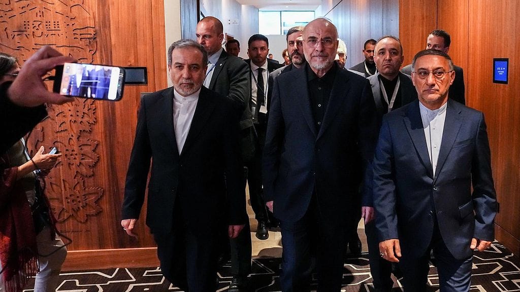 Iranin parlamentin puhemies Mohammad Bagher Ghalibaf (kesk.) kävelee Iranin ulkoministerin Abbas Araghchin (oik.) ja valtuuskuntansa jäsenten kanssa ennen kokousta Sveitsin Zürichissä 21. kesäkuuta 2026.