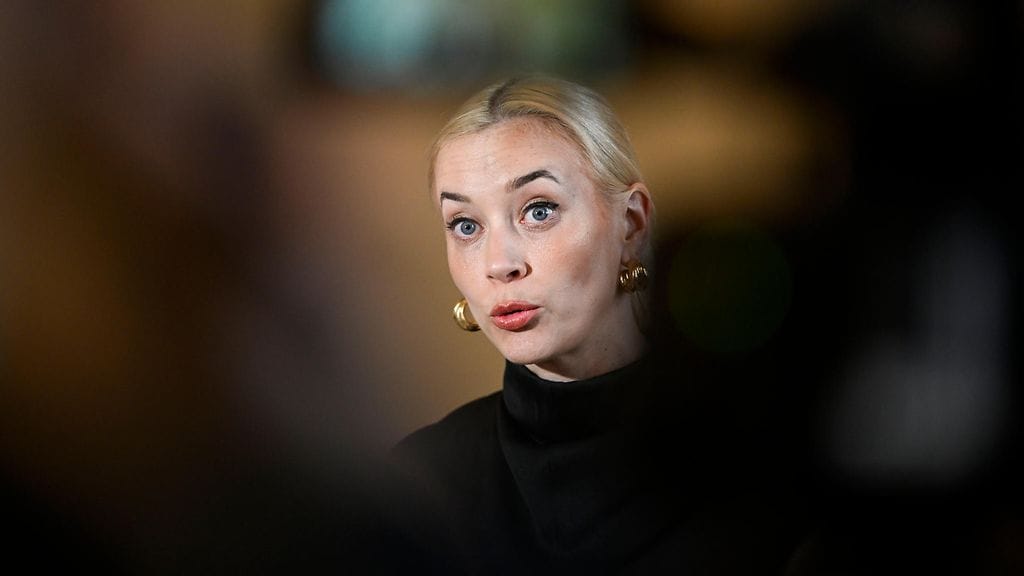 Vihreiden puheenjohtaja Sofia Virta piti tiedotustilaisuuden eduskunnan valtiosalissa 16. kesäkuuta 2026.