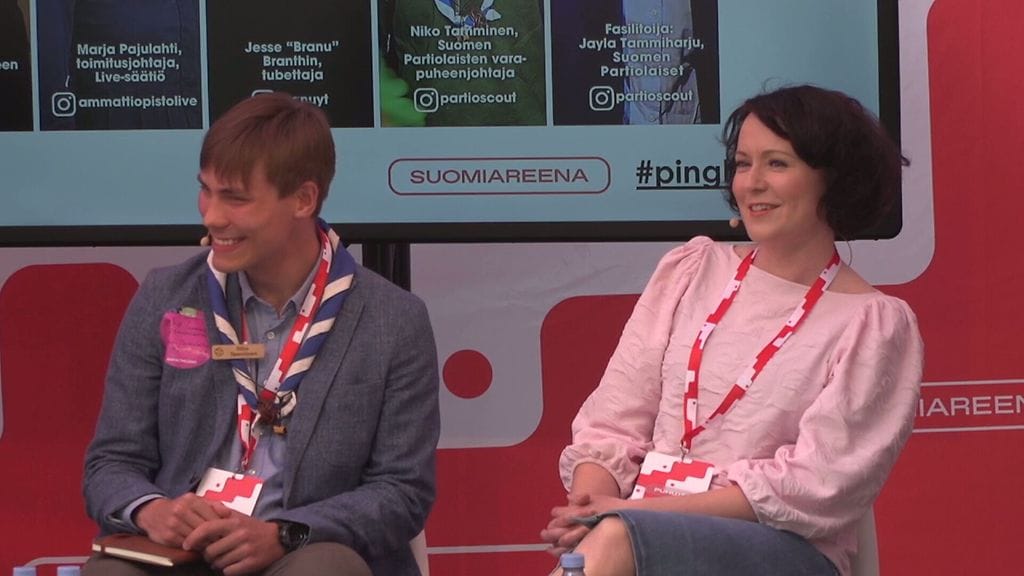 Suomen Partiolaisten varapuheenjohtaja Niko Tamminen ja Lukuboost-hankkeen edustaja Jenni Haukio SuomiAreenan Tulevaisuuden toivo -keskustelussa Porissa.