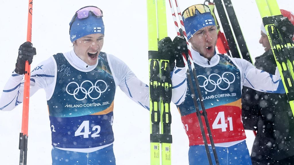 Eero Hirvonen (vas.) ja Ilkka Herola juhlivat yhdistetyn yksilö- ja joukkuekisoissa Milanon olympialaisissa.