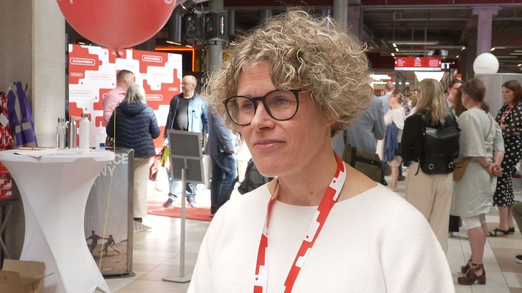 Geriatrian apulaisprofessori Hanna-Maria Roitto osallistui muistisairauksia käsittelevään paneelikeskusteluun Porin SuomiAreenassa.