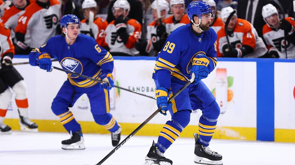 Alex Tuch (oik.) lähti Buffalosta, Zach Benson (vas.) sai jatkosopimuksen.