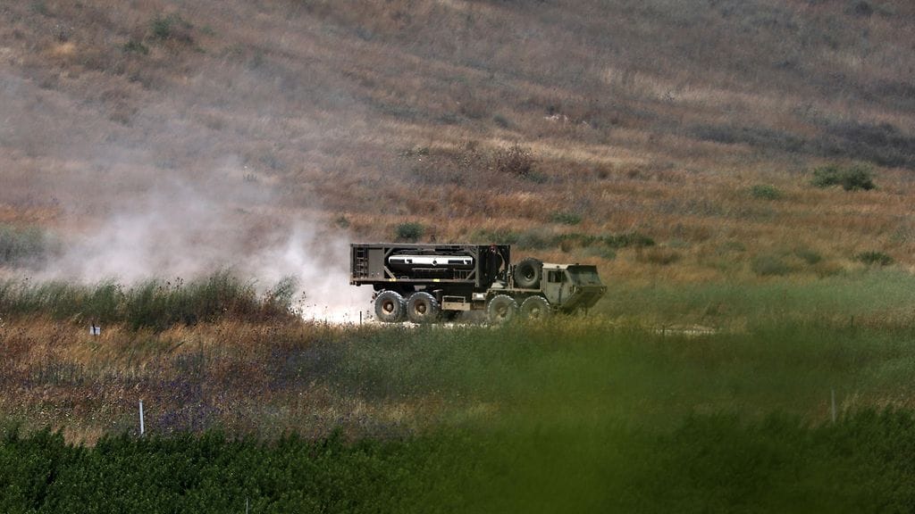 Israelin armeijan ajoneuvo liikkui Libanon puolella rajaa 25. kesäkuuta 2026.