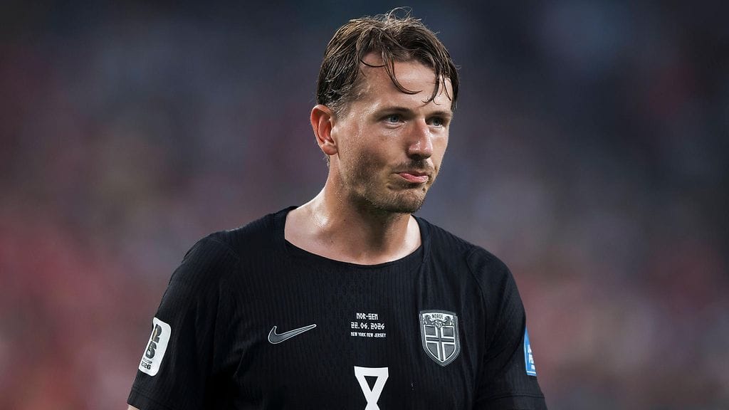 Sander Berge oli vaihtamassa vaatteita pukukopissa, kun kuva kävi.