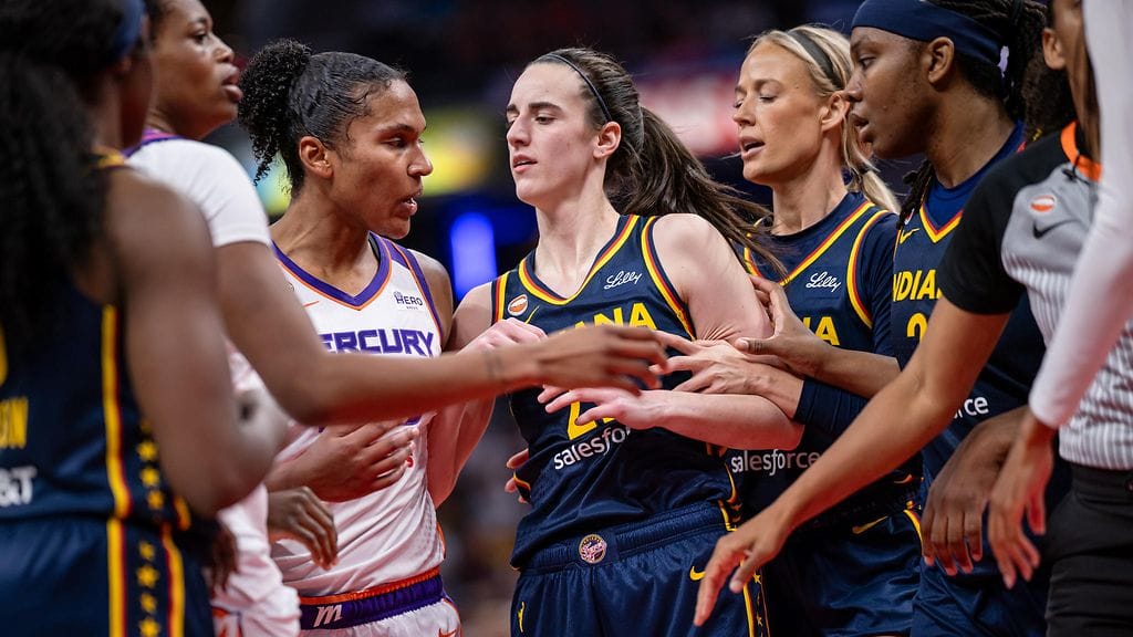 Phoenix Mercuryn Alyssa Thomas ja Indiana Feverin Caitlin Clark kuvattuna edeltäneessä ottelussa.