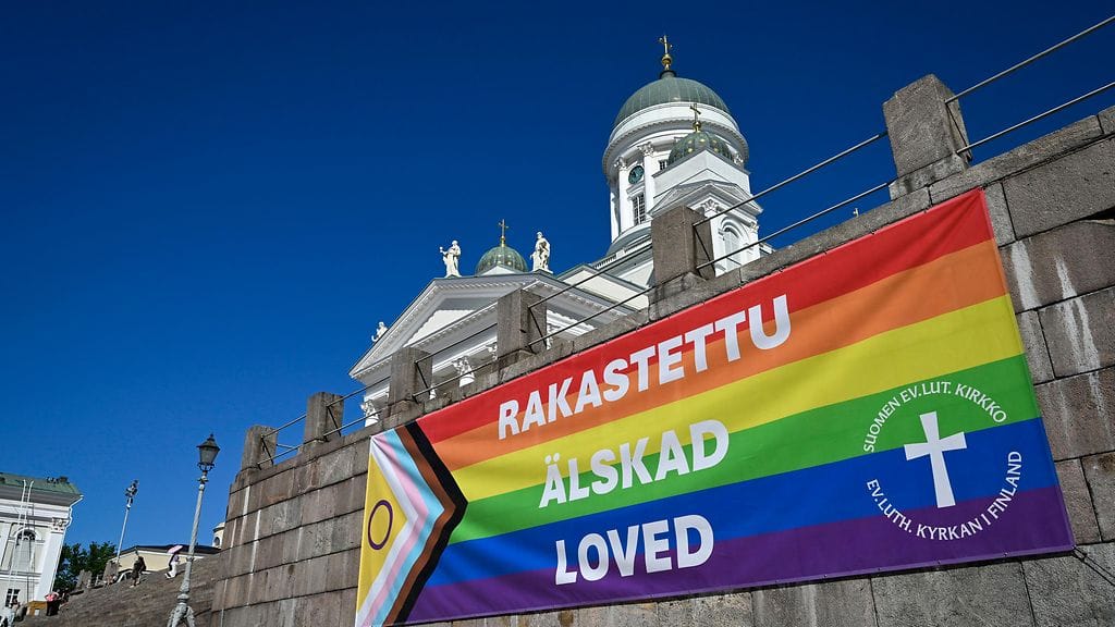 Pride-lippu Tuomiokirkon edustalla Helsingissä 22. kesäkuuta 2026.