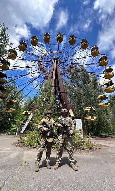 Ukrainalaiset sotilaat Tshernobylin tehdasalueella