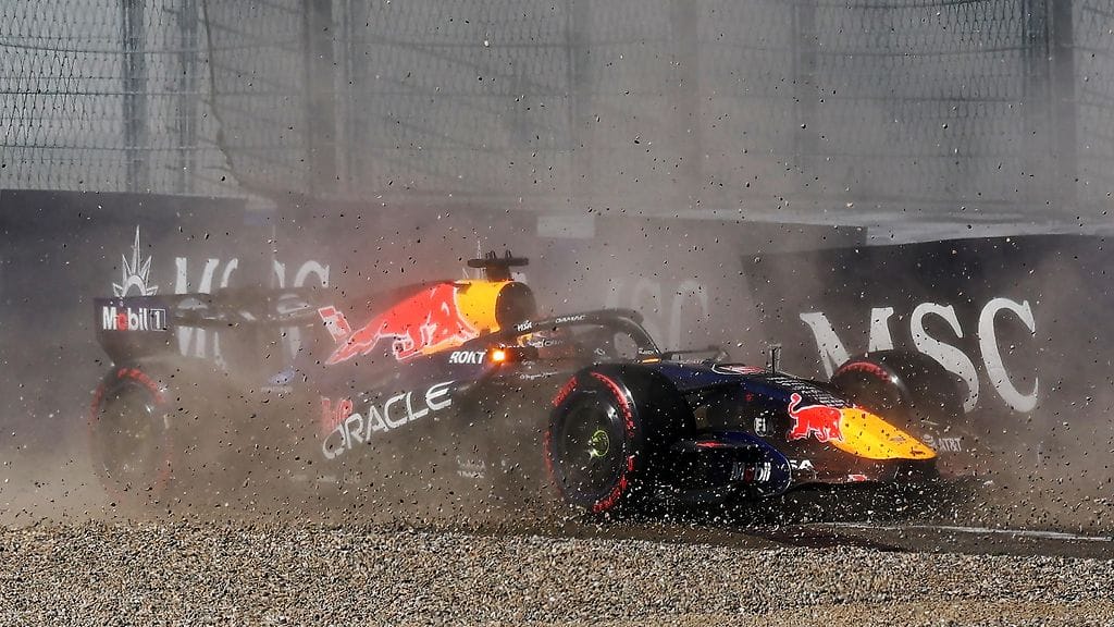 Red Bullin Max Verstappenin aika-ajo päättyi seinään.