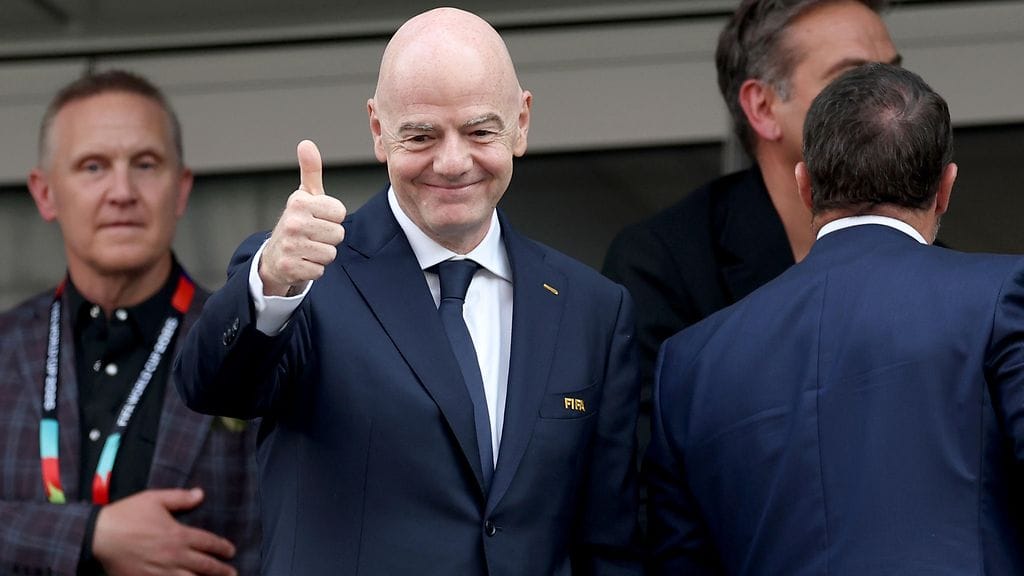 Gianni Infantinon leveän hymyn taakse piiloutuu hämmästyttävä määrä väitettyä korruptiota, ahneutta ja valheita.