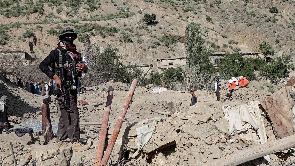 10. kesäkuuta otetussa kuvassa näkyy Talebanin jäsen Pakistanin aikaisemman ilmaiskun jälkeisillä raunioilla Manin kylässä Afganistanissa.