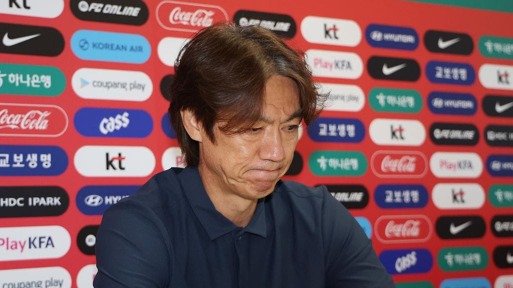 Etelä-Korean päävalmentaja Hong Myung-bo erosi tehtävistään.