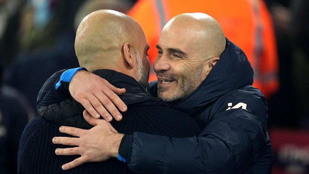 Enzo Maresca (oik.) astuu Pep Guardiolan jälkeen Manchester Cityn manageriksi.