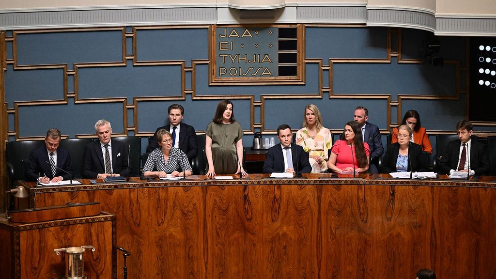 Pääministeri Petteri Orpo (vas.) ja ministerit Anders Adlercreutz, Sari Essayah, Antti Häkkänen, Sanni Grahn-Laasonen, Wille Rydman, Sari Multala, Anna-Kaisa Ikonen, Mika Poutala, Leena Meri, Lulu Ranne ja Sakari Puisto ministeriaitiossa eduskunnan suullisella kyselytunnilla Helsingissä 11. kesäkuuta 2026.