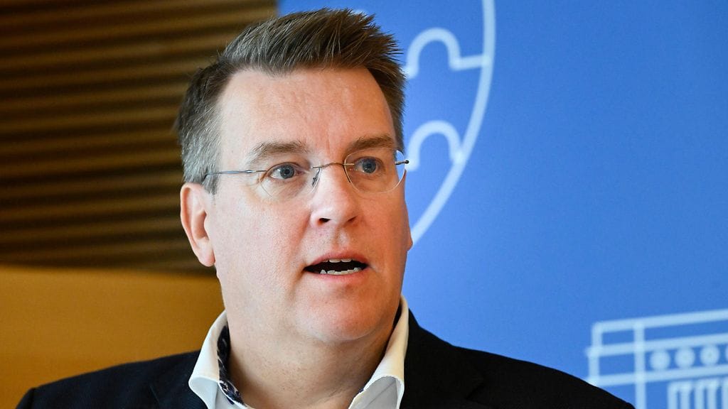 Kansanedustaja Martin Paasi kokoomuksen eduskuntaryhmän tekoälyraportin julkaisutilaisuudessa Helsingissä 30. kesäkuuta 2026.