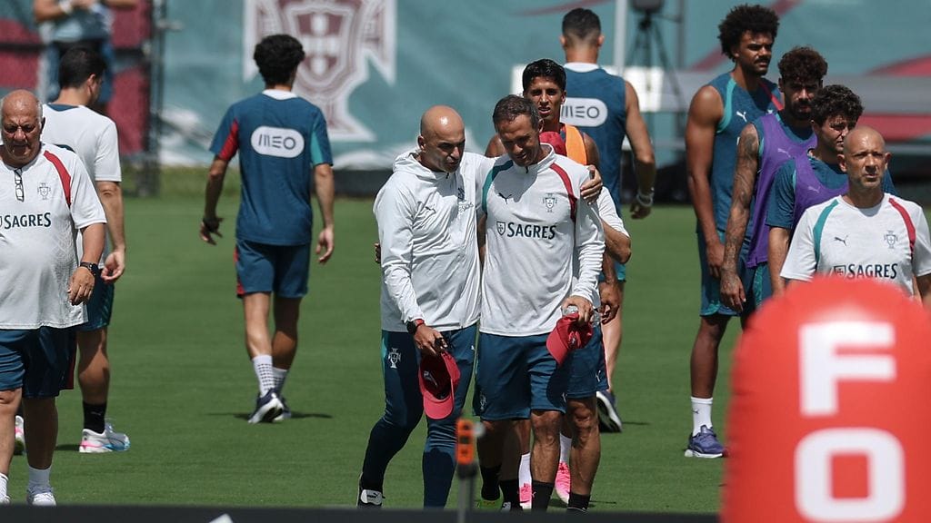 Portugalin päävalmentaja Roberto Martinez (edessä vasemmalla) halasi isänsä menettänyttä apuvalmentaja Ricardo Carvalhoa.