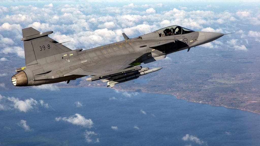 Saabin Gripen E -hävittäjä lentää Ruotsin yllä.