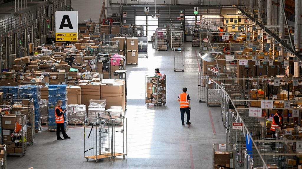 Paketteja käsitellään Postin logistiikkakeskuksella Vantaalla 11. kesäkuuta 2026.
