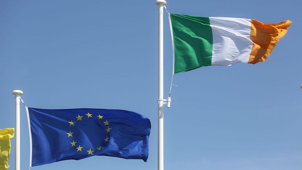 EU:n ja Irlannin liput liehumassa.