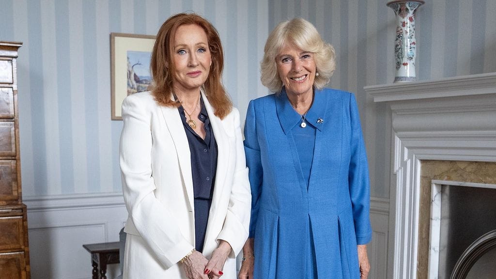 J.K. Rowling ja kuningatar Camilla tapasivat Holyroodin palatsissa Edinburghissa.