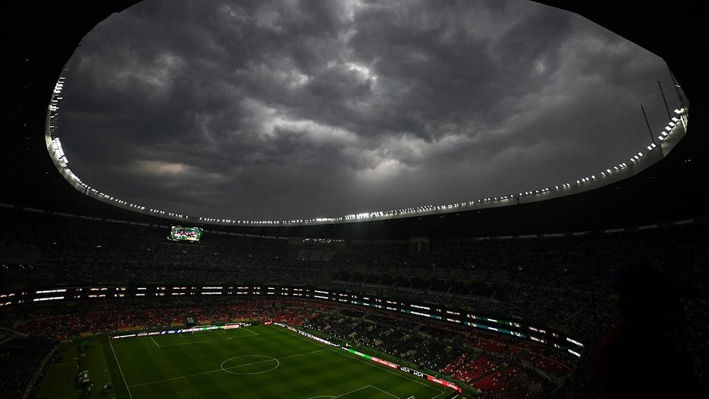 Mexico Cityssä pelatun Meksiko–Ecuador-ottelun alkua jouduttiin siirtämään ukkosmyrskyn takia.