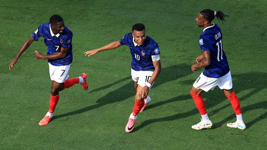 Kylian Mbappe (kesk.) on johtanut Ranskan ilotulitusta MM-kisoissa. Ousmane Dembele (vas.) ja Michael Olise (oik.) ovat toimineet adjutantteina.