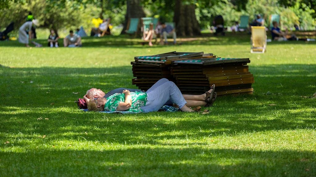 Ihmiset loikoilivat varjossa Lontoossa viime viikonloppuna.
