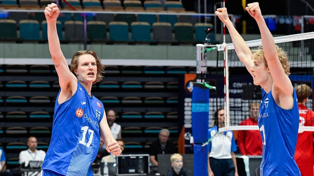 Severi Savonsalmi (vas.), Veikka Lindqvist ja Suomi juhlivat.