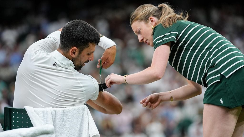 Novak Djokovic päätti keppostella häntä auttamaan tulleen pallotytön kanssa.