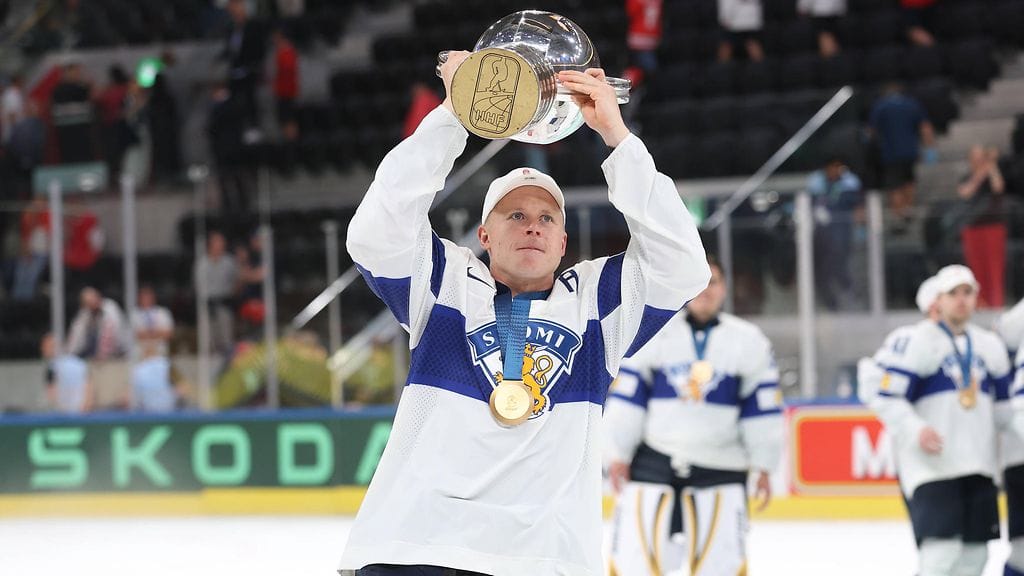 Olli Määttä on tottunut nostelemaan mestaruuspokaaleja. Keväällä nousi ilmaan MM-pysti.