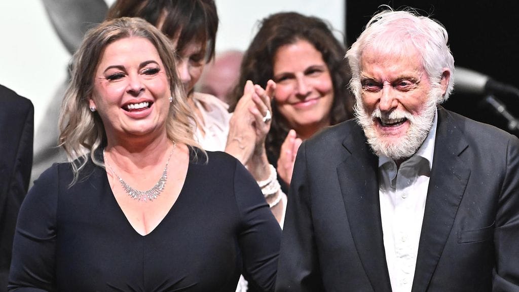 Dick Van Dyke vaimonsa Arlenen kanssa vuonna 2024.