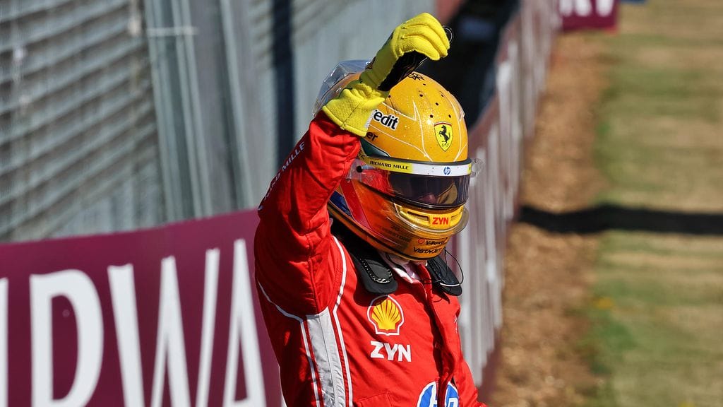 Lewis Hamilton tuuletti sprintin paalupaikkaansa.
