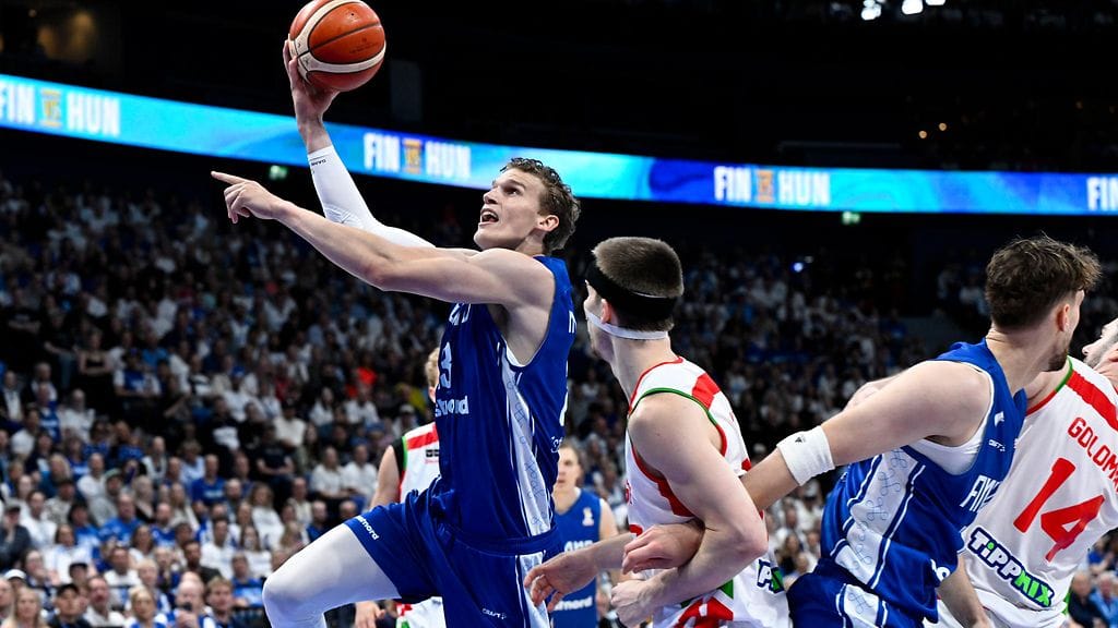 Lauri Markkanen mätti pinnoja Unkaria vastaan.