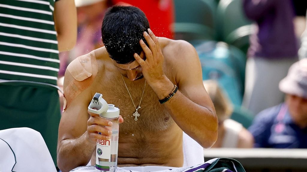 Novak Djokovic purki tunteitaan.