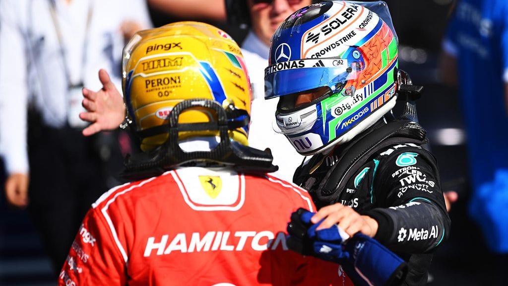Kimi Antonelli (oik.) taipui Lewis Hamiltonille aika-ajossa perjantaina. Sprinttikisassa roolit vaihtuivat.