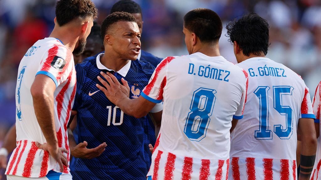 Kylian Mbappe sai osakseen kovaotteista kohtelua Paraguay-ottelussa.