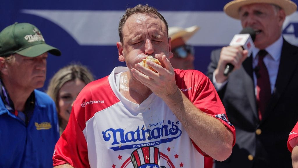 Joey Chestnut ahmi tällä kertaa 66 hodaria.