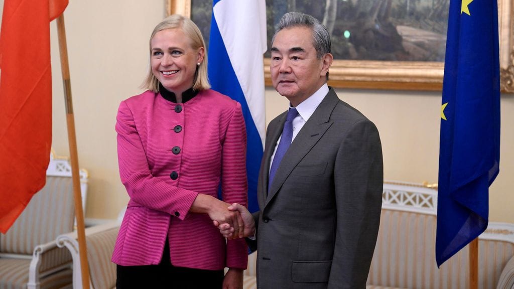 Ulkoministeri Elina Valtonen (vas.) toivotti Kiinan ulkoministerin Wang Yin tervetulleeksi heidän tavatessaan Helsingissä sunnuntaina. Ministeri Wang Yi on parhaillaan kiertueella Pohjoismaissa.