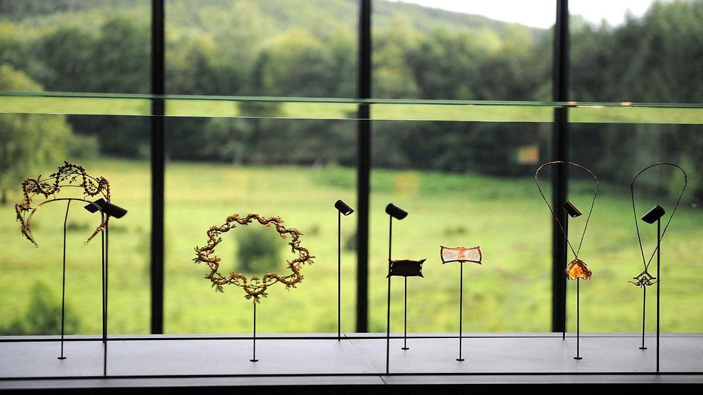 Ranskalaisen lasitaiteilijan René Laliquen koruja Lalique-museossa Ranskassa 23. kesäkuuta 2011.