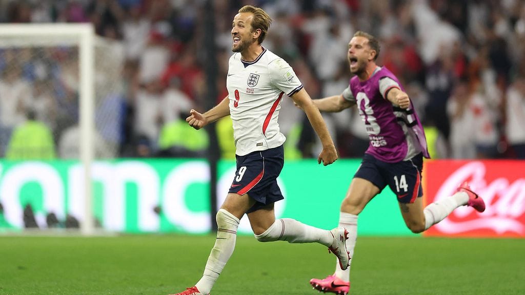 Jordan Henderson (takana) rynnisti kentälle juhlimaan Harry Kanen kanssa hetkeä ennen loukkaantumistaan.