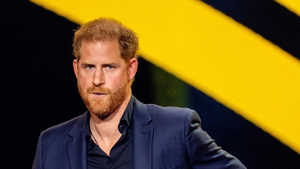 Prinssi Harry saapuu Britanniaan yksin.