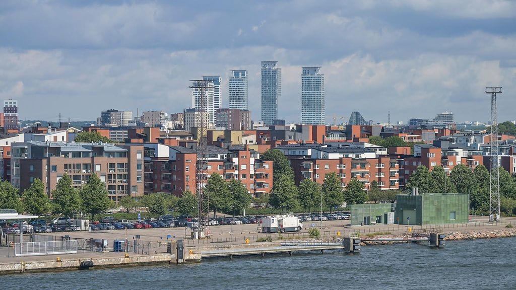 Kuvassa etualalla Katajanokka, jossa yksiöiden neliövuokrat ovat Helsingin suolaisimpia.
