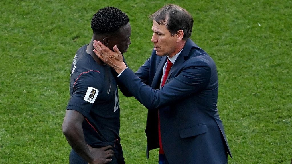 Rudi Garcia kiitti ja halasi USA:n Folarin Balogunia sen jälkeen, kun tämä tuli tapaamaan häntä MM-neljännesvälierän jälkeen.