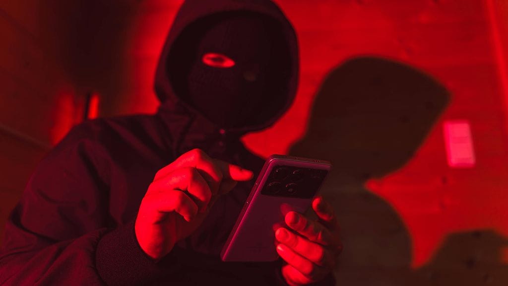 Poliisi kehottaa harkitsemaan tarkoin, millaisia kuvia julkaisee itsestään tai läheisistään verkossa, sosiaalisessa mediassa tai keskustelukanavissa.