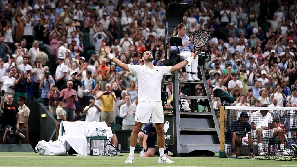 Novak Djokovic tarjoili Felix Auger-Aliassimen kanssa yleisölle Wimbledon-klassikon.