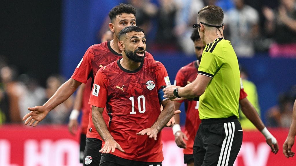 Egyptin tähti Mohamed Salah purnasi erotuomari Francois Letexierille ottelun loppuhetkillä.