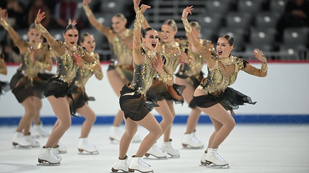 Anu Oksasen mukaan muodostelmaluistelun näyttävyys kärsii hieman Synchro 9 -lajissa. Kuvassa Helsinki Rockettes kevään 2024 MM-kisoissa.