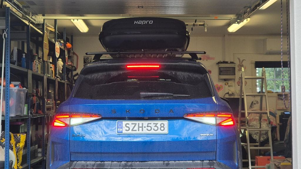 Nykyään suositut katumaasturityyppiset autot ovat yllättävän korkeita suksiboksi katolla.